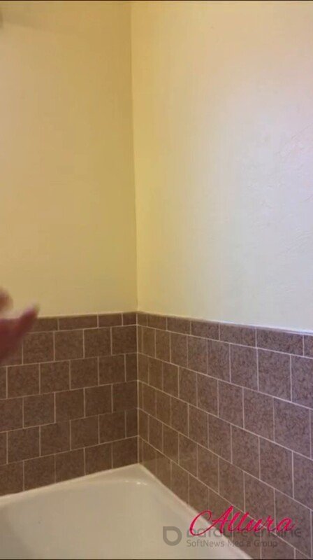 Allura – Public bathroom shit and piss [SD 404P]