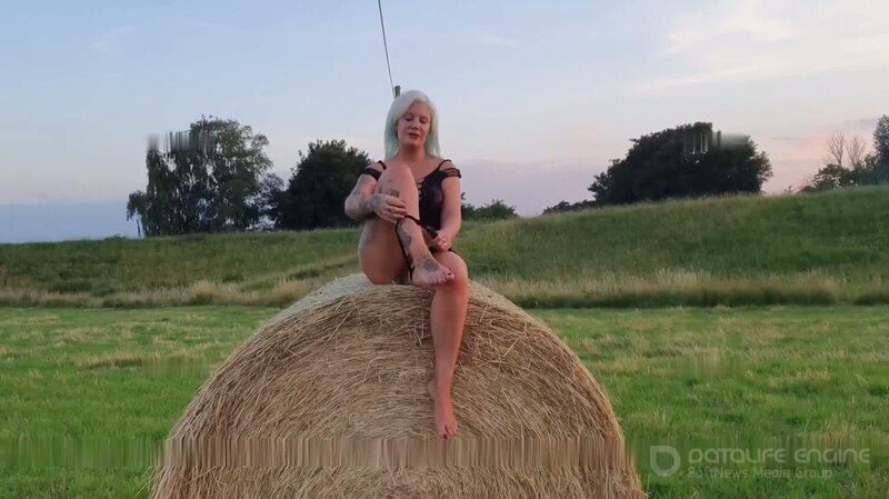 Lady_Melina_Jolie - Im strahl vom Heuballen gepisst [FullHD 1080P]