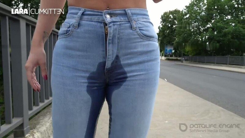 Lara-CumKitten - Public JEANS PISS Total durchnässt auf der Straße [FullHD 1080P]