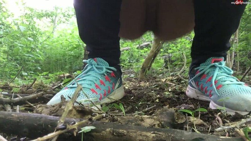 EmelieCrystal - Zum ersten mal vor der Kamera gepisst - Natursekt [HD 720P]