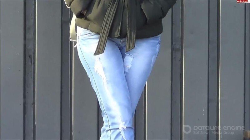 Lara-CumKitten - Helle Jeans an der Haltestelle eingepisst [FullHD 1080P]