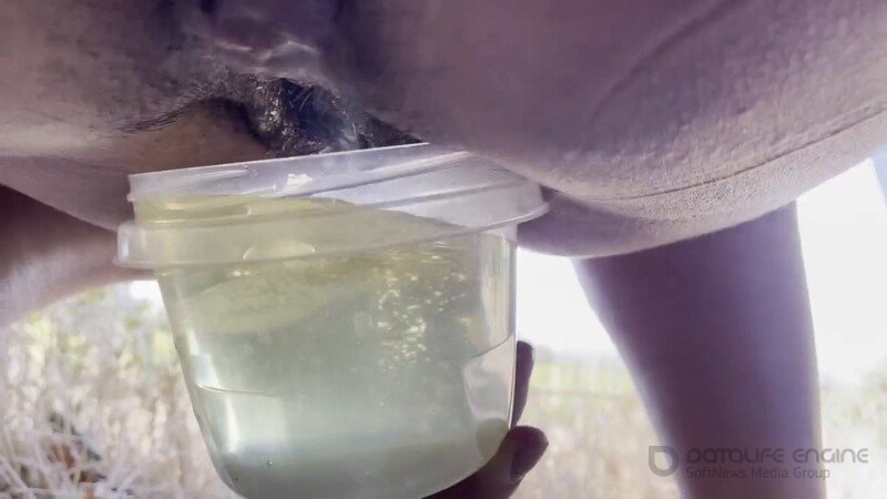 SareenaScats – Piss on road trip, slave drinks [HD 1280P]