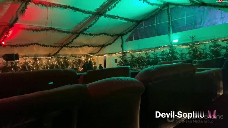 SteffiBlond - Public und versaut - So versaut pisst keiner auf dem Weihnachtsmarkt [FullHD 1080P]