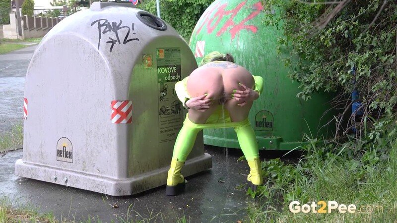 Neon In Public [FullHD 1920P]