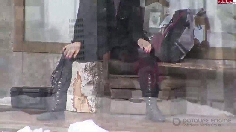 Privatdom - Pissen auf dem Marktplatz [HD 720P]