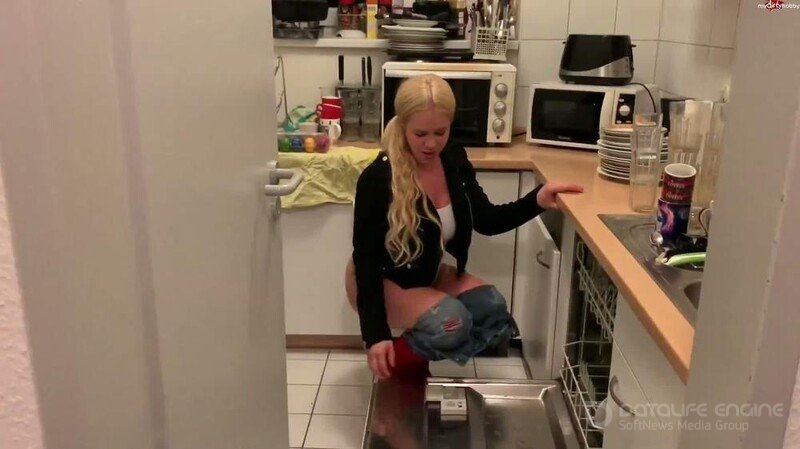 SteffiBlond - Küchenvollbepissung in Büroküche - Ob noch jemand die Spülmaschine n... [FullHD]