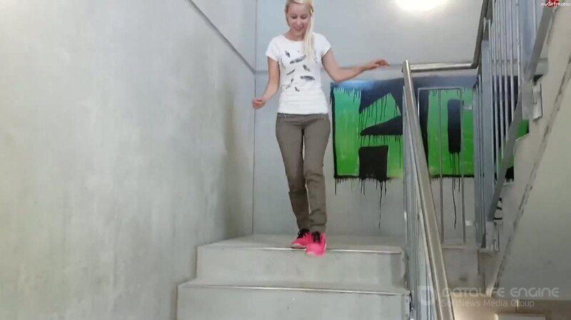 SexyJenJen - Parkhaus weitpissen [FullHD]