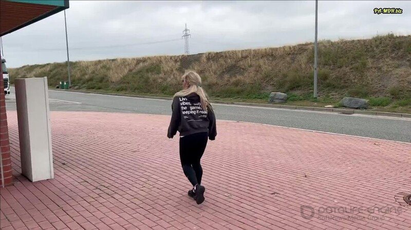 Studentin-Aneta - Wie viel NaturSekt - Pisse passt in 155 cm kleine Frau [FullHD]