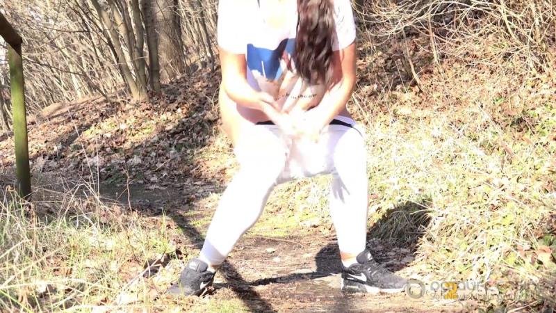 Vinna Gushes In The Woods [FullHD]