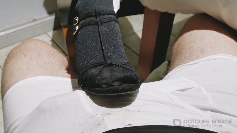 Lexi Snow - Dirty Shoe Job Causes Cum In Pants [FullHD]