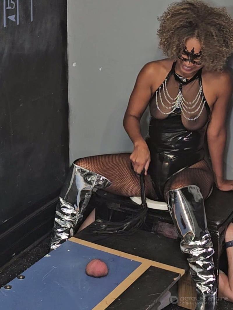 Ballbusting Bianca - Dominabianca - Diy Domination My First Trample Board Ballbusting [FullHD]