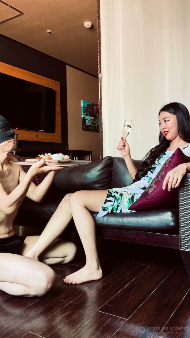 Mistress Ruiko - Relaxing Time With Human Furniture Human Ashtray Foot Fetish Play Vertical Video [FullHD]