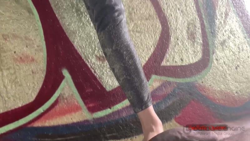 Sadistic Queens - Squishysax - Miss Tiffany Naylor - Brutal Barefoot Ballbusting In Public [FullHD]