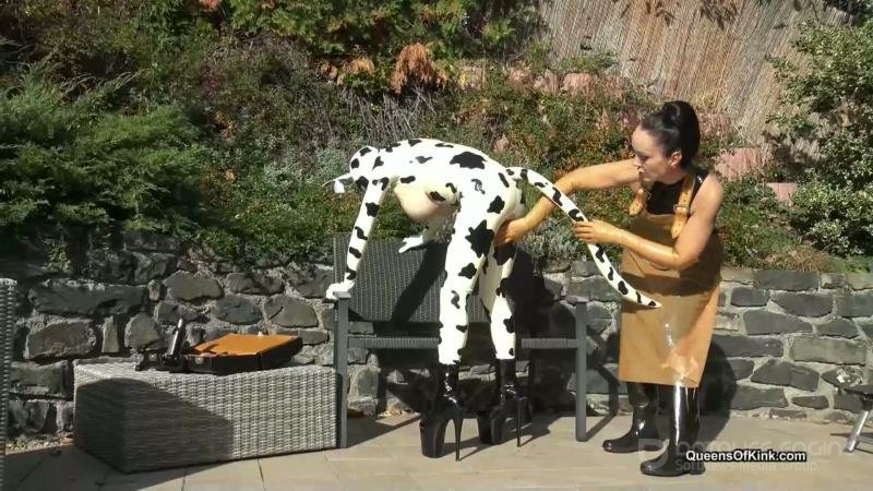 Queens of Kink - Fetish Liza and Natalie Goth TV - Latex cow inspected and fucked stage 1 [FullHD]