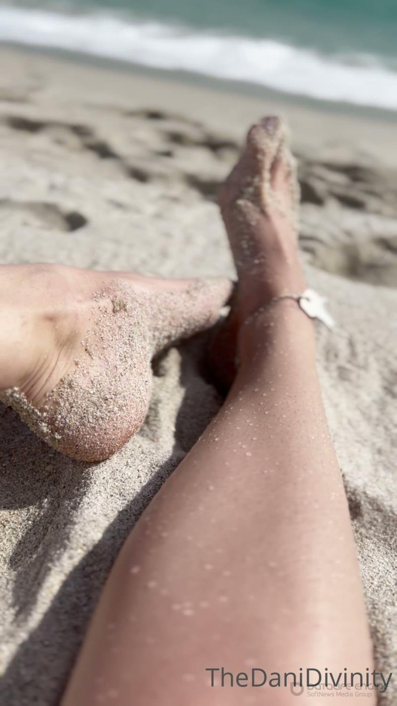 Dani Divinity - Admiring your key in the sand Making you hard on your lunch break The usual [FullHD]
