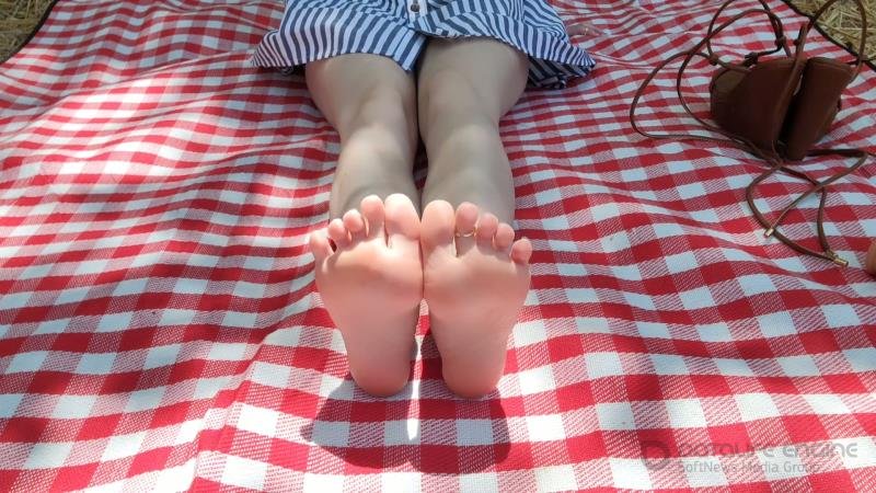TheTinyFeetTreat - Backyard Picnic - Shoe Play and Bare Feet [FullHD]