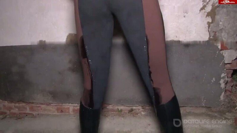 SinaVelvet - Im Reitoutfit angepisst [HD]