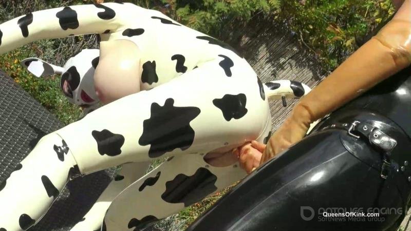 Queens of Kink - Fetish Liza and Natalie Goth TV - Latex cow inspected and fucked stage 2 [FullHD]