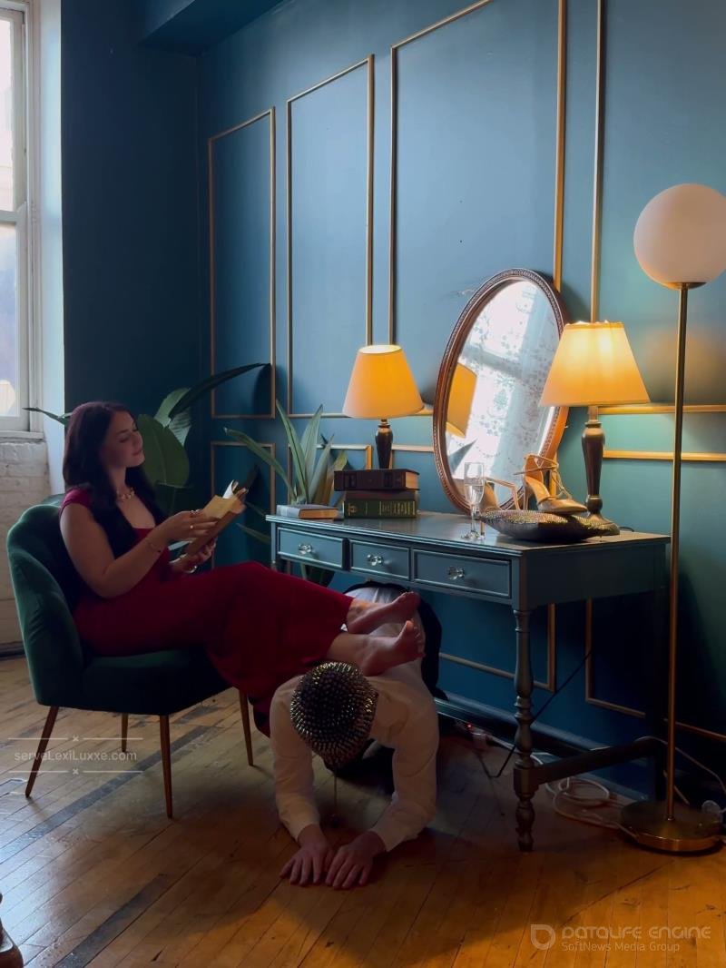 Lexi Luxxe - Silent Commands - Afternoon Reading with My Human Footstool [4K]