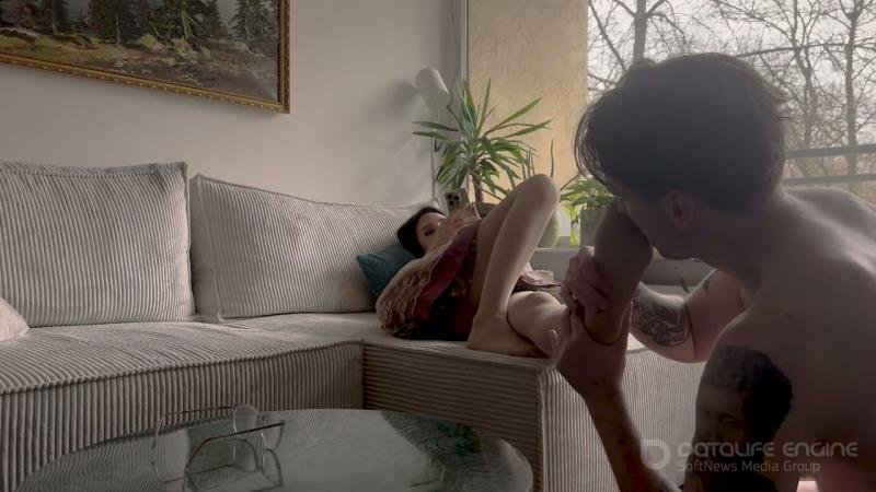 Jolie Berrie - Starkbierfest Foot Sniffing - Sweaty Pantyhose Stench [HD]