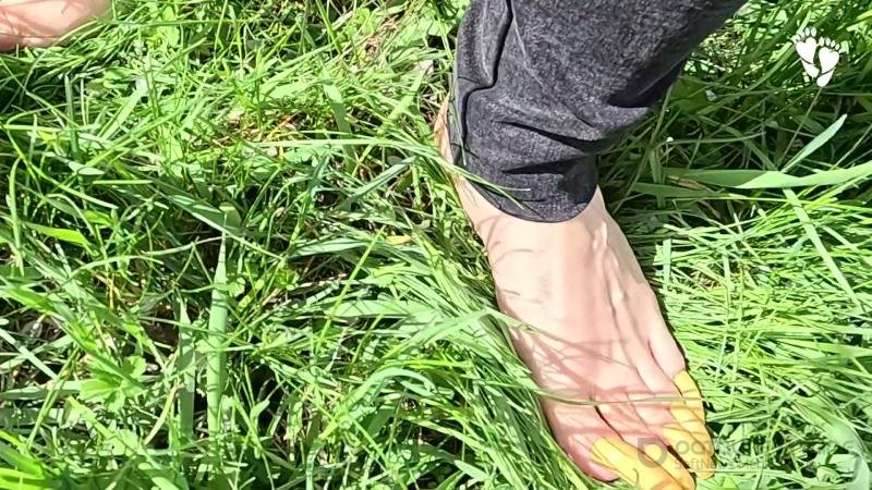 Lora Long Nails - Yellow Toenails - Dirty Soles [FullHD]