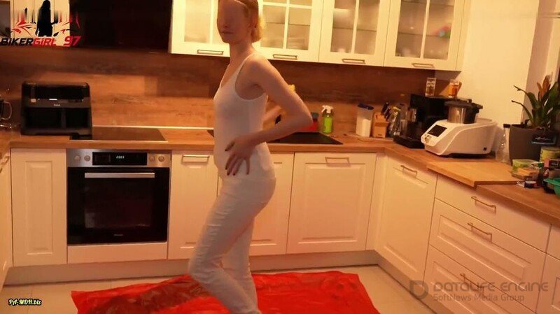 Bikergirl_97 - Perverses Selbstanpissen in Weißer Jeans Und Weißem Top Eskaliert [FullHD]