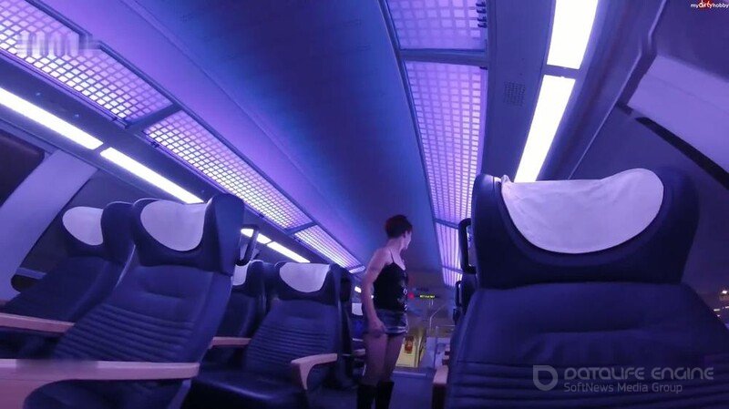 RoxyRoyal - MEGADREIST Abgepisst in der ersten Klasse [FullHD]