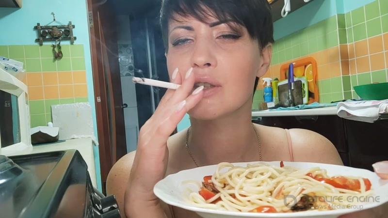 JuliaCrown - Cook disgust food pasta for slave [HD]