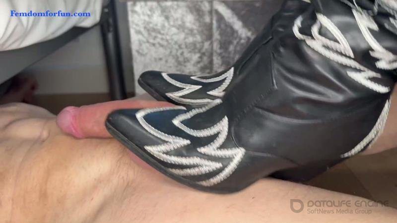 Femdom For Fun - Madam Valentina Boux - Testicle Crushing While Doing My Makeup [FullHD]