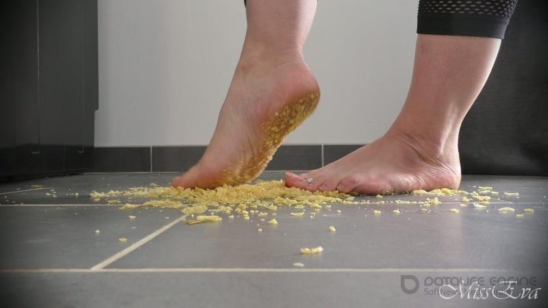 France Goddess Eva - Crushing chips Rabaissement [FullHD]