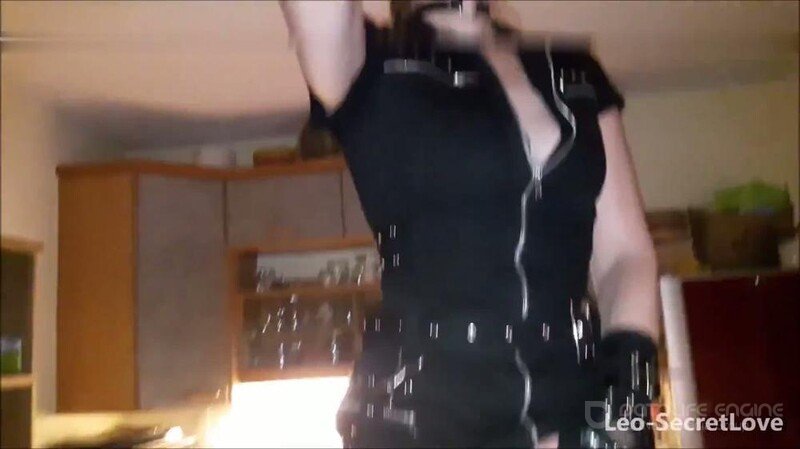 Leo-SecretLove - Beim Lampenwechsel in der Küche vom Stuhl gepisst [FullHD]