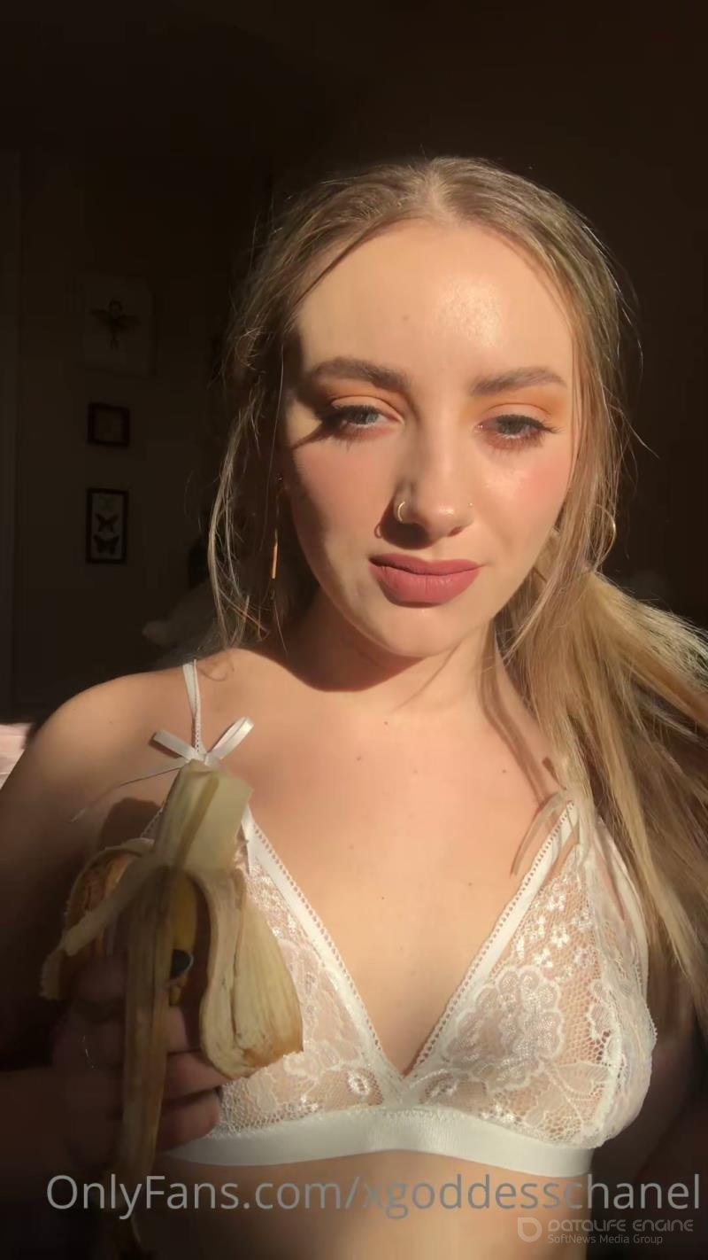 Goddess Ava Onyx - Everything I Do Makes You Weak. You Will Stroke Your Miserable Cock While You Watch Me Eat A Snack [FullHD]