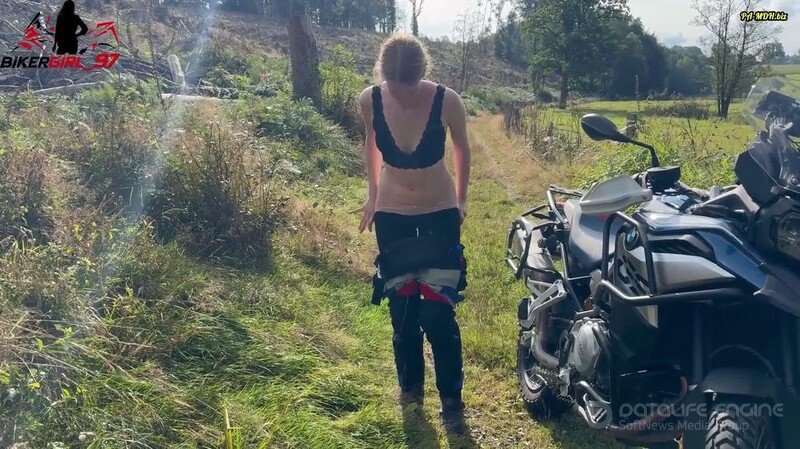 Bikergirl_97 - Heiße Mini Pisse auf Motorradtour [FullHD]