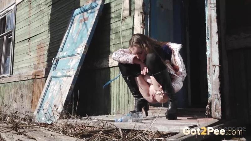 Pissing Games [FullHD]
