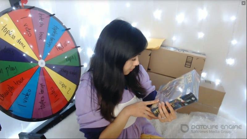 Kaedia Lang - Belated Christmas Present Opening Stream [FullHD]