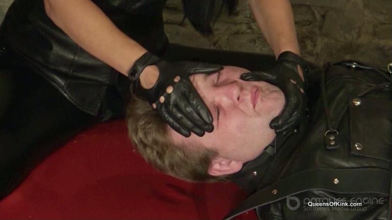 Queens of Kink - Fetish Liza and Nomi Melone - Leather bound ashtray slave [HD]