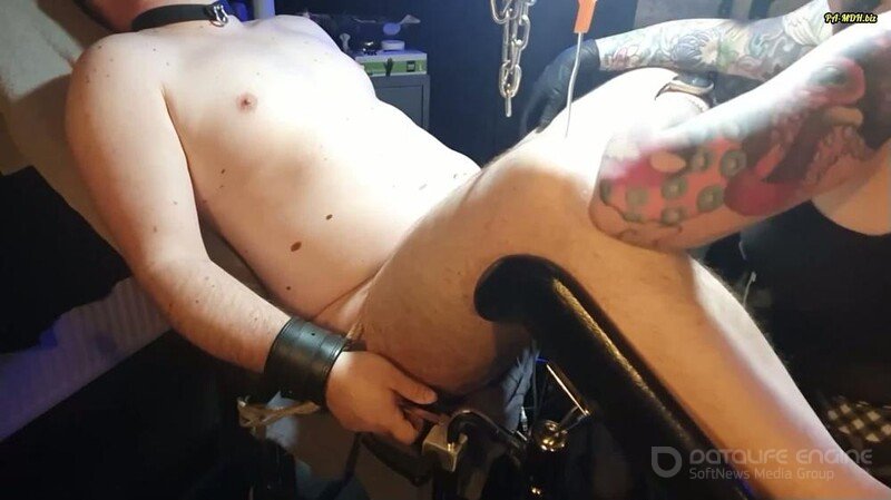 Femdom-Team-German - Der Sklave Bekommt Einen Dicken Sack Mit 500ml Kochsalzlösung... [FullHD]