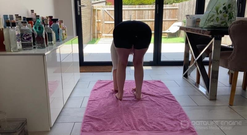 Delilah Jynx - Housewife loves to do yoga [SD]