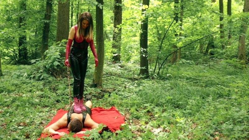 NoirQueenie - Pet Training Trampling In The Woods [FullHD]