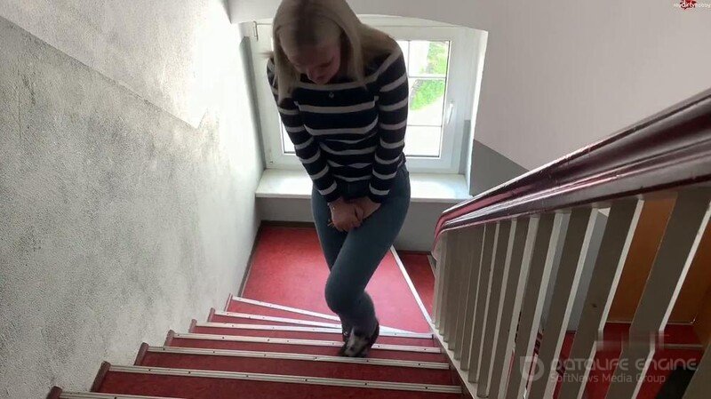 EmelieMai - OH NEIN - Mitten im HAUSFLUR in die JEANS GEPISST [FullHD]