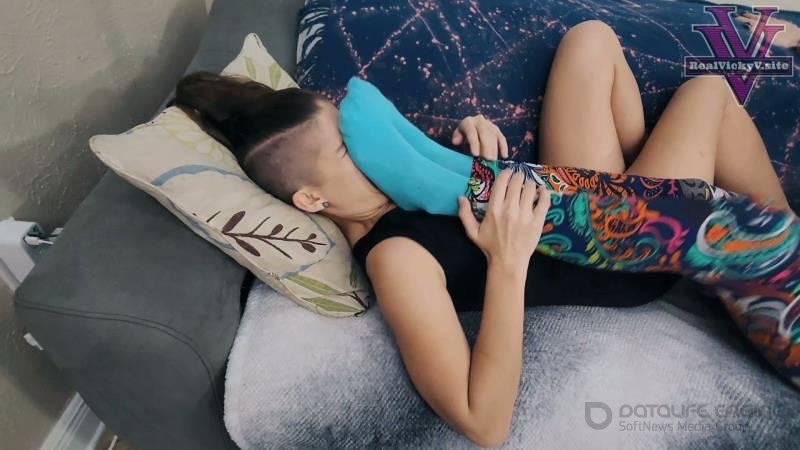 Spoiled Mean MYLFs - Vicky Vixxx - Massage my smelly feet or else [FullHD]