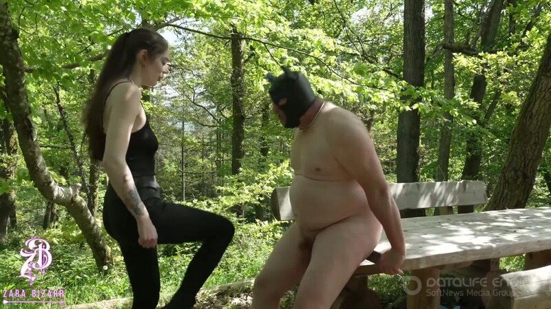 Zara-Bizarr - Wald strafe - Stiefel Lecken, Ballbusting und XXL Strapon [FullHD]