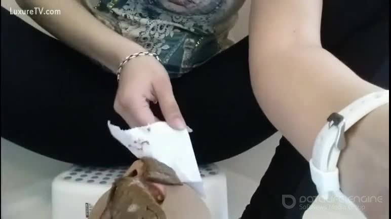 Scat Mistress Shit To Slave Face And Mouth [SD]
