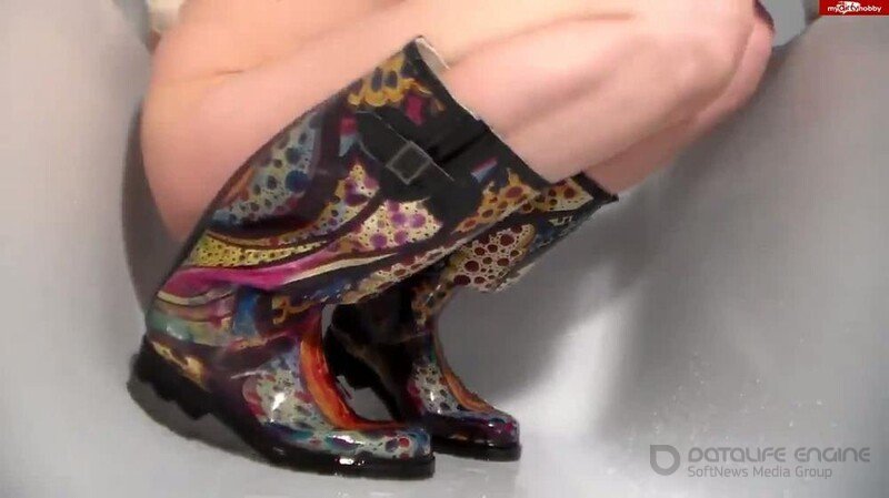 FraeuleinJones - Viel Pisse für Gummistiefel und Latexhandschuhe [HD]
