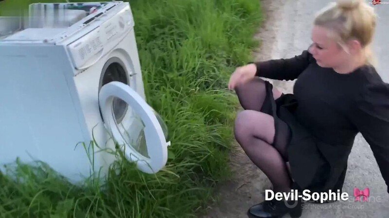SteffiBlond - Dreist in die abgestellte Waschmaschine gepisst [FullHD]