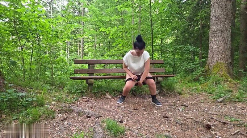 BavarianFuck - Pissen bei Spaziergang im Wald [FullHD]