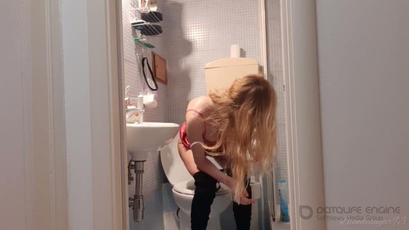 Blondesugar93 - Rushing to the toilet [FullHD]