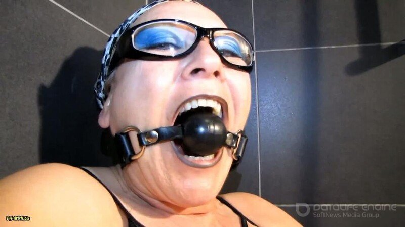 Hotvaleria - Pisse in der badewanne [FullHD]